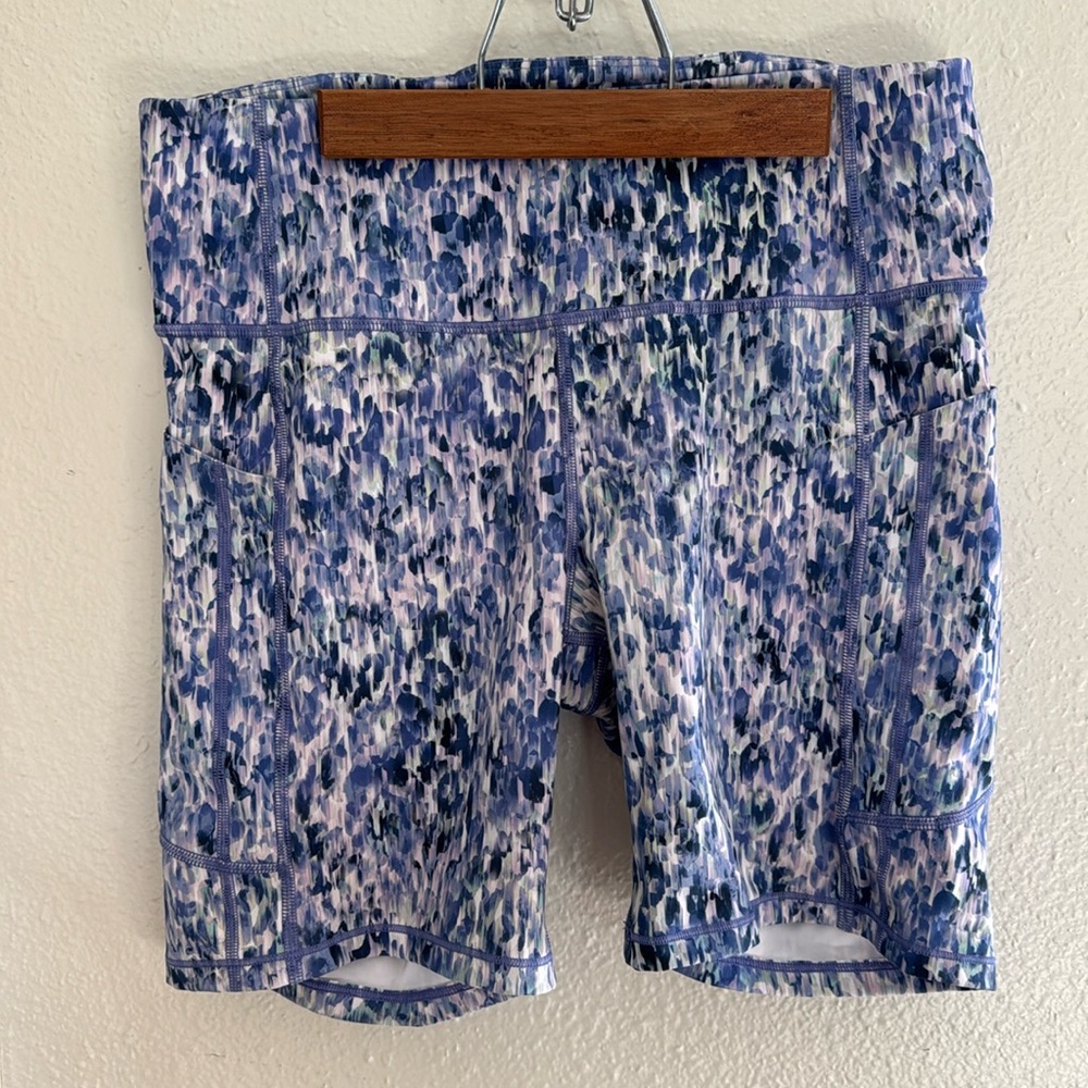 Athleta | ultimate stash 7 inch short size Large